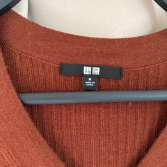 UNIQLOMサイズ茶色いセーターの画像