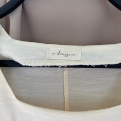 udresserクリーム色のシャツの画像