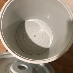 新輝合成 トンボ 漬物容器 蓋付き 押しぶた付 100型 グレー 直径61.5×高さ52cm 日本製の画像