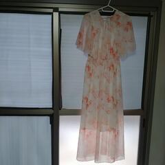 値下げ🎉うすオレンジ花柄のワンピースの画像