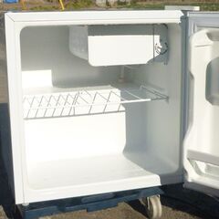 中古 ミニ１ドア冷蔵庫 45㍑ アイリスオーヤマ 2017年製 動作確認 簡易清掃 １ドアタイプの冷蔵庫は直冷式で霜取りが必要になりますの画像