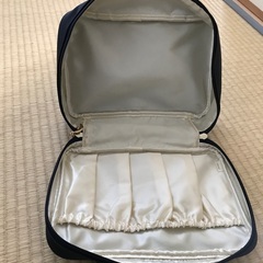 資生堂　紺色ポーチの画像
