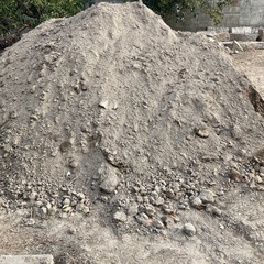 土　畑の土　小石など混ざっていますの画像