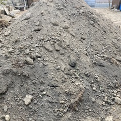 土　畑の土　小石など混ざっていますの画像