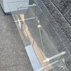 デカ目のガラステーブルゆすります