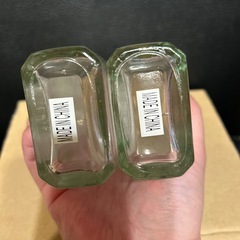 アンティークなガラス瓶２つの画像