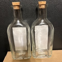 アンティークなガラス瓶２つの画像