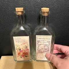 アンティークなガラス瓶２つの画像