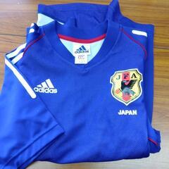 adidasのシャツ