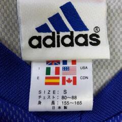 adidasのシャツの画像