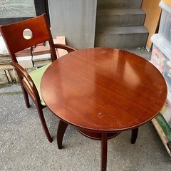 差し上げます　丸テーブルと椅子一脚のセット