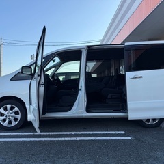 安心☆1年保証付き☆フリップダウンモニター付き☆月々1.1万円〜分割払い可❗️車検2年付き！大人気☆日産 セレナ ハイウェイスター☆8人乗り☆Bluetooth対応SDナビ☆走行中DVD見れます☆ETC☆便利なバックカメラ☆ドラレコ付きのフル装備☆両側電動スライドドア☆クルーズコントロール搭載☆ウィンカーミラー☆フル装備☆事故修復歴無し☆車内広々三列シート‼️の画像