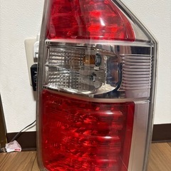 ノア70系 純正テールランプ右のみの画像