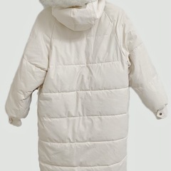 ファー付きクリーム色ロングコートの画像