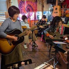 プロギタリストによる初心者歓迎のギターレッスンです♪親切・丁寧に...