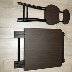 折り畳みダイニングテーブルと椅子4つの画像