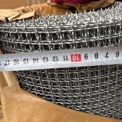  網目を四角形の形に編まれた金網の画像