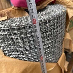  網目を四角形の形に編まれた金網の画像
