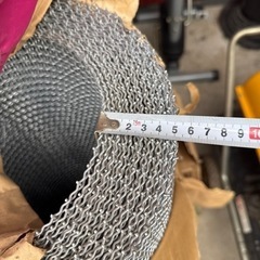  網目を四角形の形に編まれた金網の画像