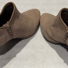 pitti ベージュ ジッパー付き ブーティ 中ヒール 22.5センチの画像