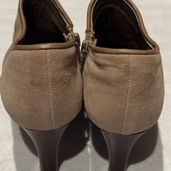 pitti ベージュ ジッパー付き ブーティ 中ヒール 22.5センチの画像