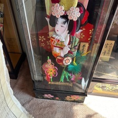  羽子板飾りと市松人形の画像