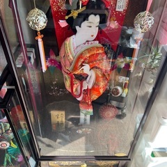  羽子板飾りと市松人形の画像