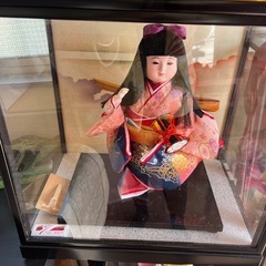  羽子板飾りと市松人形の画像