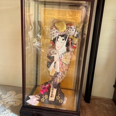  羽子板飾りと市松人形の画像
