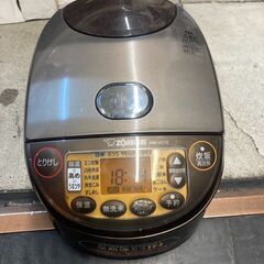 ☆中古￥10,800！ZOUJIRUSHI　しゃもじ付き5合IHジャー炊飯器　家電　NW-VC10型　2021年製　【BB134】