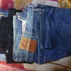綺麗な中古ですジーパン4枚コーデュロイ１枚別にベルト等おまけ付、...