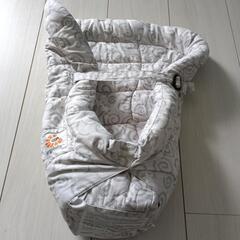 エルゴ 抱っこひもの代名詞として世界中で愛される「Ergobaby（エルゴベビー）」専用の「インファント インサート（首が座る前の新生児用パッド」の画像