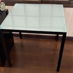 すりガラスの天板のテーブル 