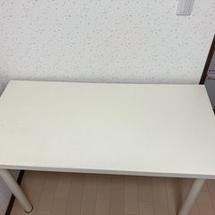 白い机
