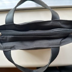 黒いバッグの画像