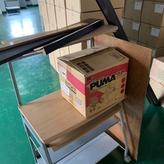 コンプレッサーとパソコン机と板と柱