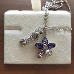 【SWAROVSKI】花型ネックレスの画像
