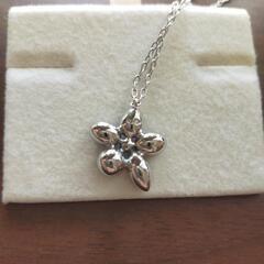 【SWAROVSKI】花型ネックレスの画像