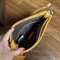 黄色バックの画像