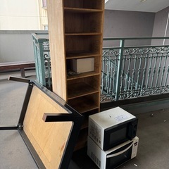 レンジ2台、棚、木製ベンチなど