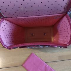 赤のランドセルの画像