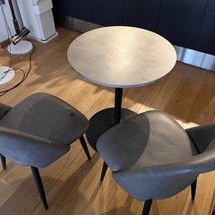 テーブル・椅子2脚セットの画像