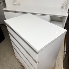 【超美品‼️】定価55,000円♪ 現行モデル ニトリ 80cm幅キッチンカウンター(リガーレ) 食器棚 収納家具 艶あり木目調ホワイト♪の画像