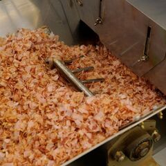 【鰹節商品の製造スタッフ】未経験歓迎/学歴不問/残業10時間以下/駅から徒歩3分/賞与2回　有限会社山吉國澤百馬商店　大山パック工場＿934の画像