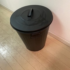 おしゃれな黒の大型ゴミ箱の画像