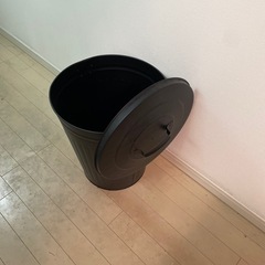 おしゃれな黒の大型ゴミ箱