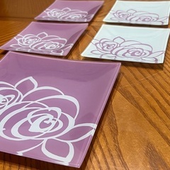 バラのガラス食器セットの画像