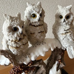 白フクロウの置き物の画像