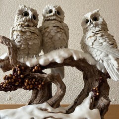 白フクロウの置き物の画像