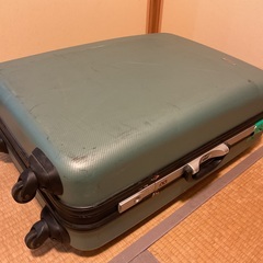 スーツケース　鍵一箇所故障（でも、閉まります）